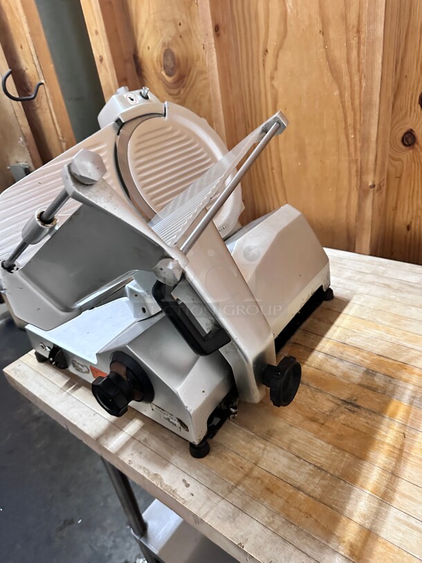 Working! Univex RYKOFF_SEXTON Premium Series 13in 1/2 HP Manual Feed Gear Driven Commercial Slicer w/Blade Sharpener  115 Volt NSF Tested and Working! - Image 4 of 8