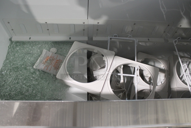 BRAND NEW SCRATCH AND DENT! Avantco 178CPW88HC Stainless Steel Commercial Ice Cream Dipping Cabinet w/ Poly Tub Collars. Tested and Working! - Image 4 of 6