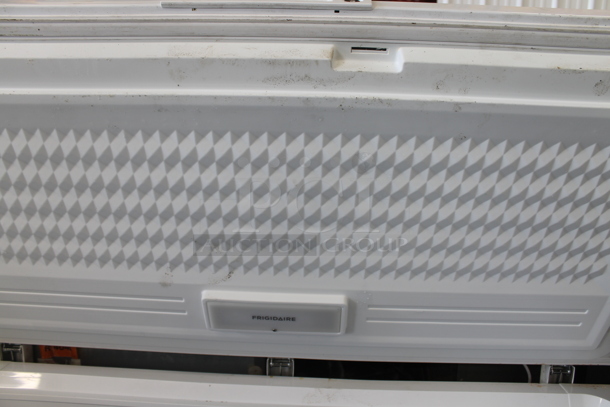 Electrolux FFCL1542AW Metal Chest Freezer w/ Hinge Lid. 115 Volts, 1 Phase. Tested and Powers On But Does Not Get Cold - Image 5 of 7