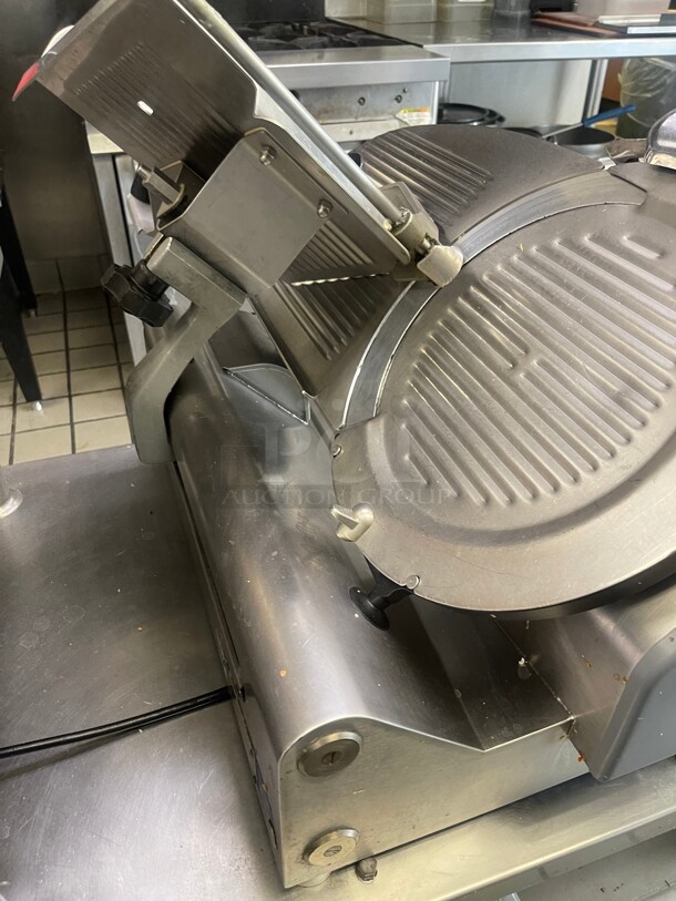 Wow! Globe 3600P Commercial Manual Slicer, 13 in dia, PreciseEdge Knife, Antimicrobial, SS 1/2 HP NSF 115 Volt Tested and Working! 18x23x19 - Image 5 of 11