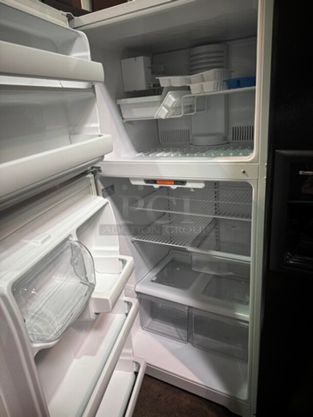 GE 30" Top/Bottom White Refrigerator. (Small Dent) , like new! 63" H x 30" W x 27" D - Image 4 of 8