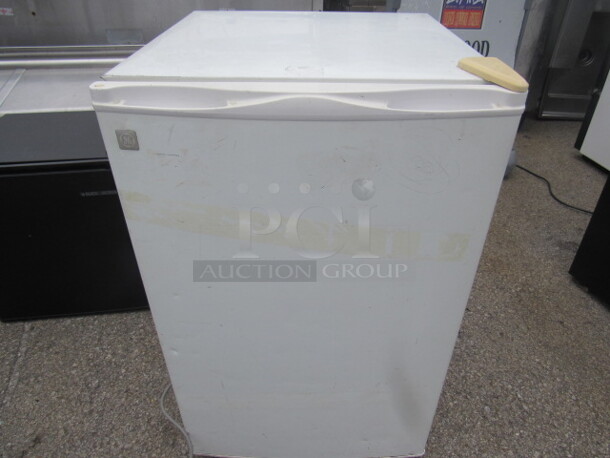 One GE Refrigerator. 115 Volt. 20.5X21.5X32 Working - Image 1 of 2