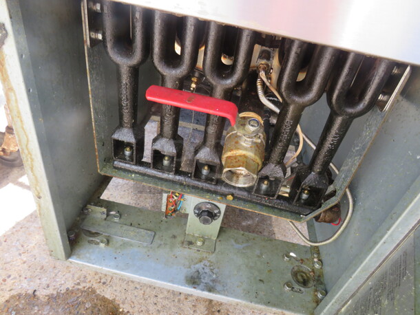 One Avantco Natural Gas Deep Fryer With R Side Splash, And  2 Baskets. #ff518-N. 21X34X47 - Image 3 of 3