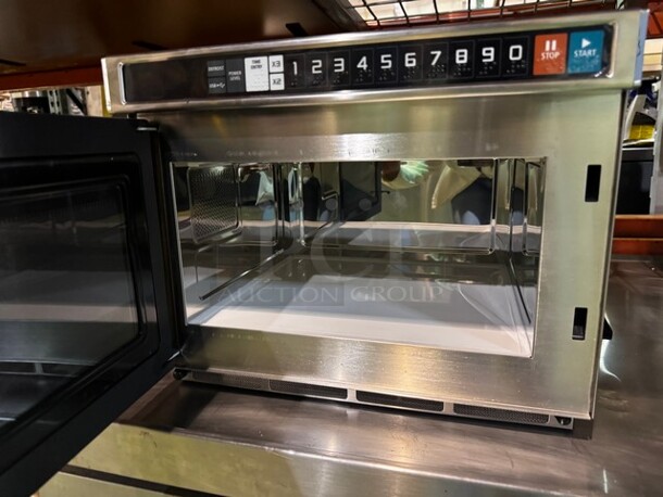 Royal Sovereign Commercial Microwave, Like New, Very nice condition! - Image 4 of 7