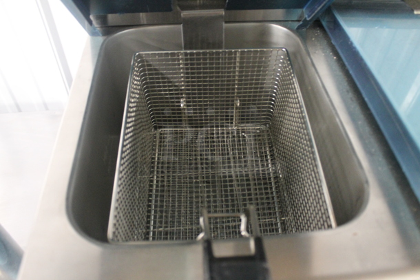 BRAND NEW SCRATCH AND DENT! Avantco 77F202 Stainless Steel Commercial Countertop Electric Powered 2 Well Fryer w/ 2 Metal Fry Baskets and 2 Lids. 208-240 Volts, 1 Phase. Tested and Working! - Image 4 of 8