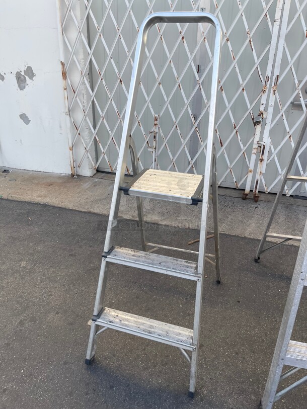 Clean! Commercial Ladder 3 steps  - Image 4 of 6