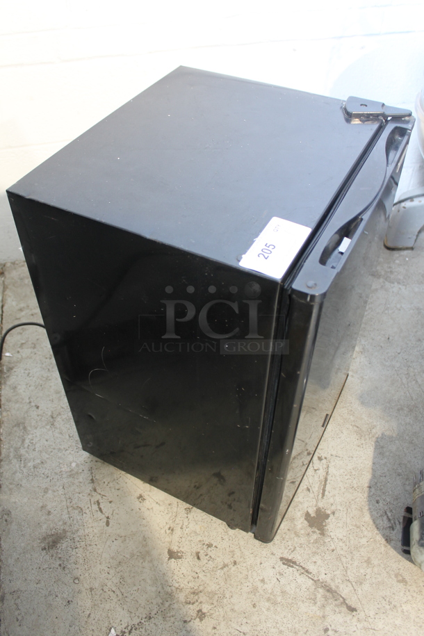 Insignia NS-CF26BK6 Metal Mini Cooler. 115 Volts, 1 Phase. Tested and Working! - Image 2 of 6