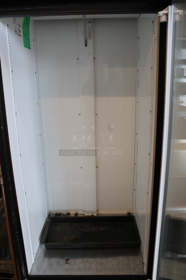 True Model GDM-26 Metal Commercial Single Door Reach In Cooler Merchandiser on Commercial Casters. 115 Volts, 1 Phase. 30x32x82. Tested and Powers On But Temps at 42 Degrees - Image 5 of 6