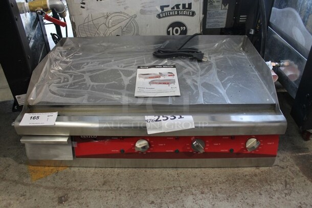 BRAND NEW SCRATCH AND DENT! Avantco 177EG30N Stainless Steel Commercial Countertop Electric Powered Flat Top Griddle. 208/240 Volts, 1 Phase. Tested and Working!