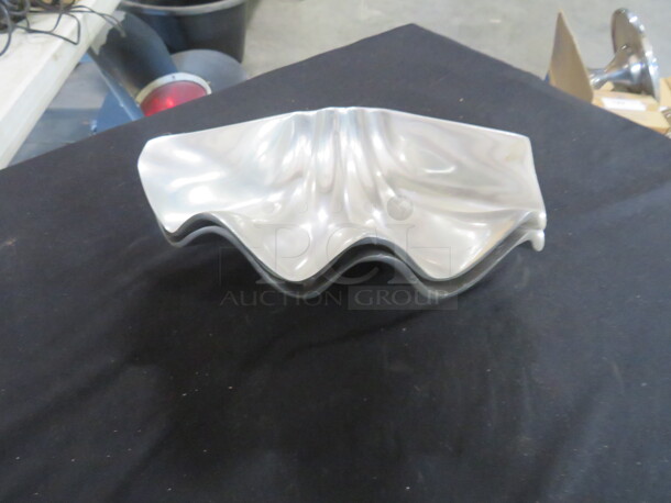 8X10 Clam Shell Serving Dish. 2XBID - Image 2 of 2