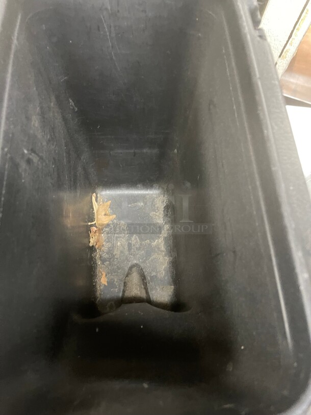 Clean! Cambro 500LCD Camtainers® 4.75 Gallon Black Insulated Beverage Dispenser NSF Missing one Hinge - Image 7 of 9