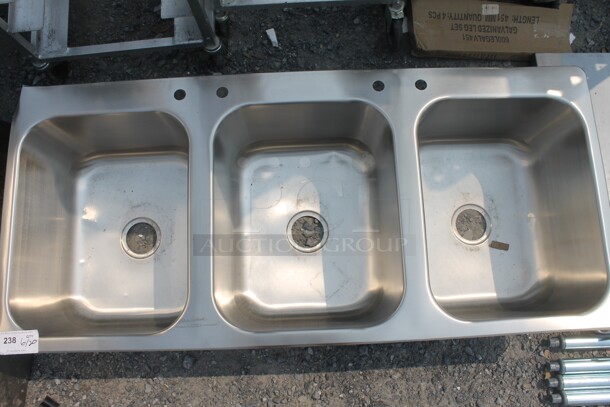 BRAND NEW SCRATCH AND DENT! Commercial Stainless Steel 3 Bay Sink. - Image 4 of 4