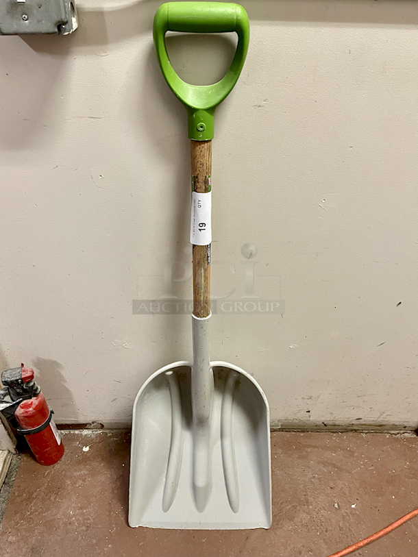 Shovel - Image 1 of 1