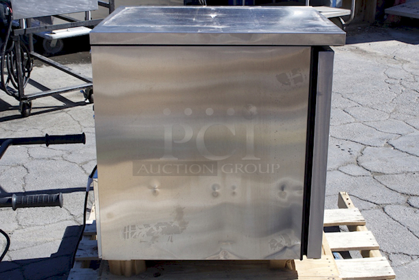 BRAND NEW SCRATCH & DENT! True TUC-27-ADA-HC 27 5/8" ADA Height Undercounter Refrigerator - TESTED TO 39 Degrees.  - Image 9 of 10