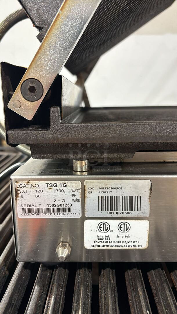 Cecilware TSG-1G Single Panini Sandwich Grill with Grooved Surfaces - 14 1/2" x 10" Cooking Surface - 120V, 1700W
 - Image 6 of 6