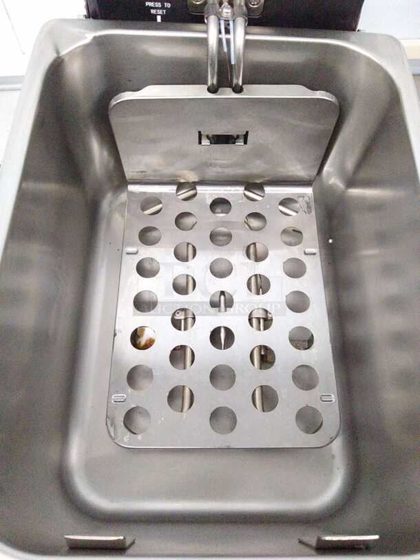 Dukers DCF10E One Basket Electric Fryer One Basket Electric Countertop Fryer - Image 8 of 9