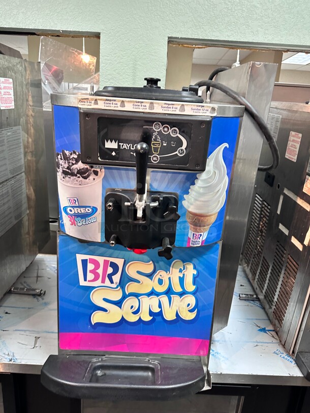 Late Model TAYLOR C709-27  220 VOLT 1PH AIR COOLED SOFT SERVE ICE CREAM FROZEN YOGURT MACHINE Tested and Working! - Image 3 of 4