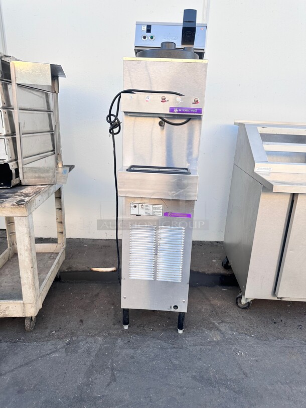 Stoelting E257-37A 10-gallon-capacity floor model frozen beverage dispenser Slushy 115 Volt Working - Image 5 of 9