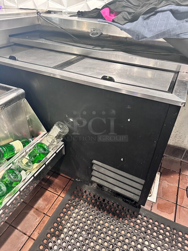 True TD-50-18 50 inch Forced Air Bottle Cooler - Holds (396) 12 oz Bottles, Lid Locks, 115v Wokring - Image 3 of 6