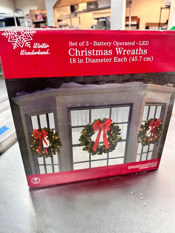 WINTER WONDERLAND Set of 3 Pre-Lite Battery-Operated Wreaths 18" in Diameter  - Image 4 of 7