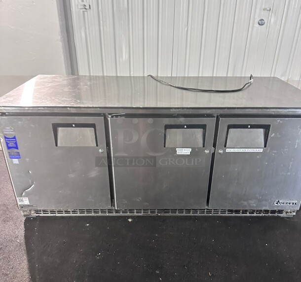 Late Model Everest Refrigeration ETBR3 71.125 Inch Three Section Back Mount Undercounter Refrigerator 22 Cubic Feet 115 Volt Working - Image 4 of 8