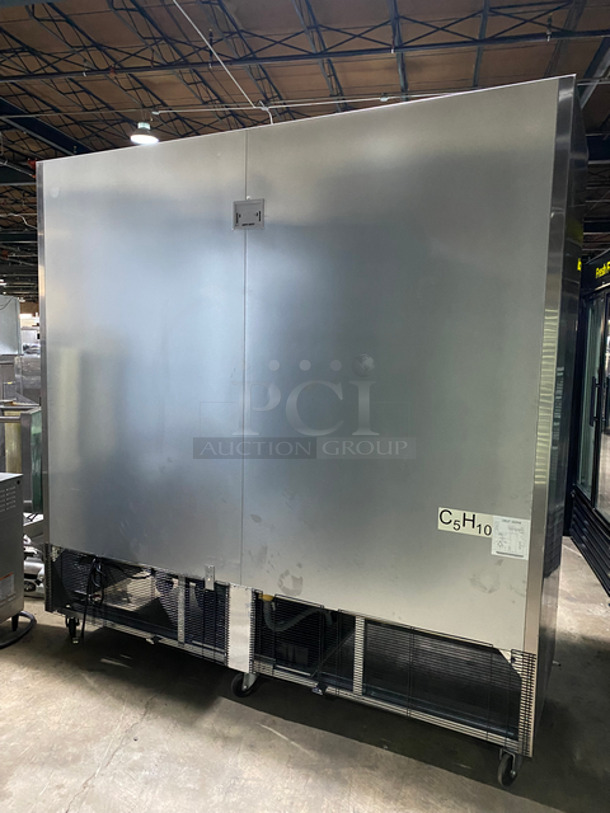 BEAUTIFUL! LIKE NEW! BARELY USED! LATE MODEL! 2021 Atosa Commercial 3 Door Reach In Refrigerator! With Poly Coated Racks! All Stainless Steel! On Casters! Still Under Manufacturers Warranty Model: MBF8508GR SN: MBF8508GRAUS1T0321060800C40016 115V 60HZ 1 Phase - Image 3 of 11