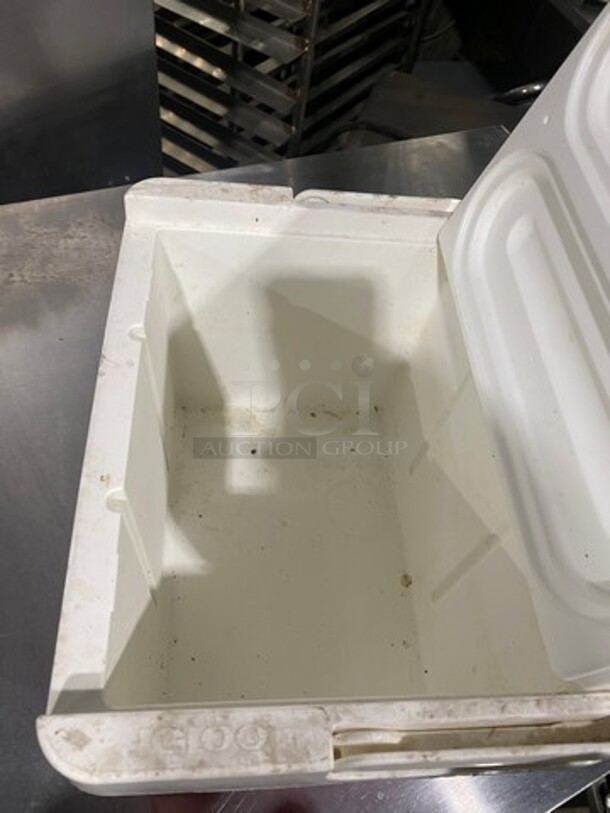 Igloo Red And White Poly Portable Cooler! With Lid And Handle! - Image 4 of 5