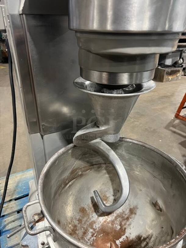 WOW! Hobart Commercial Floor Style 140 QT Planetary Mixer! With 80QT Reducer Ring, 80QT Mixing Bowl! With 80QT Spiral Hook Attachment! WORKING WHEN REMOVED! Model: V1401 SN: 11279275 200V 60HZ 3 Phase - Image 4 of 9