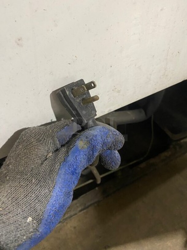 True Commercial 2 Sliding Door Reach In Refrigerator Merchandiser! With View Through Doors! With Poly Coated Racks! Model: GDM33 SN: 14655437 115V 60HZ 1 Phase - Image 5 of 9