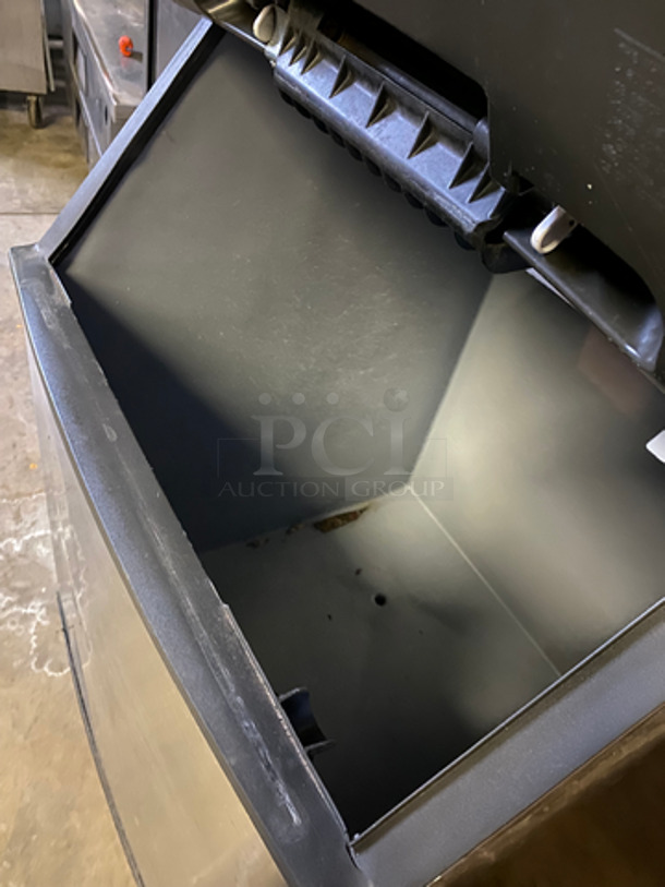 Manitowoc Commercial Ice Machine Head! On Commercial Ice Bin! All Stainless Steel! 2x Your Bid Makes One Unit! Model: IY0606W261 SN: 1101230841 208/230V 60HZ 1 Phase - Image 5 of 8