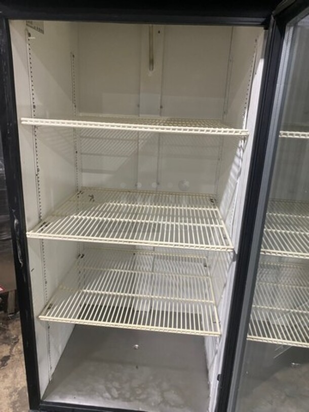 True Commercial Single Door Reach In Cooler Merchandiser! With View Through Door! Poly Coated Racks! Model: GDM26HL SN: 11377445 115V 60HZ 1 Phase - Image 5 of 8