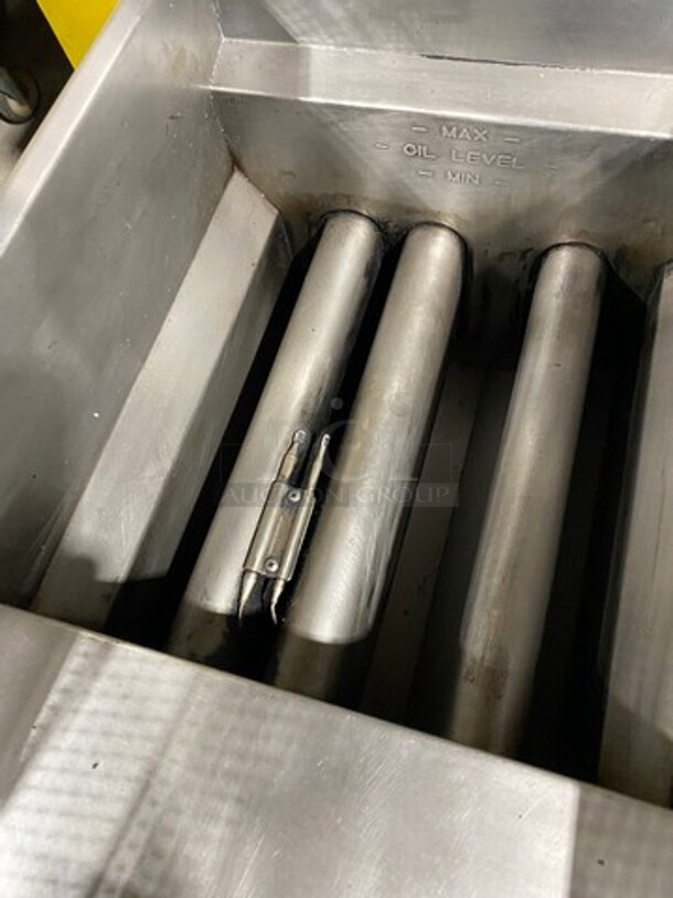 Pitco Commercial Natural Gas Powered Deep Fat Fryer! With 2 Metal Frying Baskets! All Stainless Steel! On Legs! Model: 35C SN: G09LB037953 - Image 6 of 9