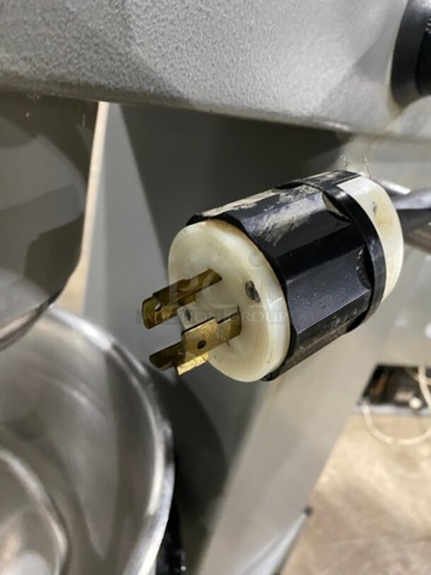 NICE! Welbilt Varimixer Commercial 40 Qt Planetary Mixer! With Mixing Bowl And Hook Attachment! Model: W40 SN: 6913030002EA 208V 3 Phase - Image 11 of 11