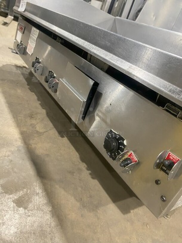 Awesome! Lang Commercial Countertop Natural Gas Powered Mirror Shine Polish Top Flat Top Griddle! With Back And Side Splashes! All Stainless Steel! On Small Legs! MODEL 2448SCNATSH - Image 6 of 10