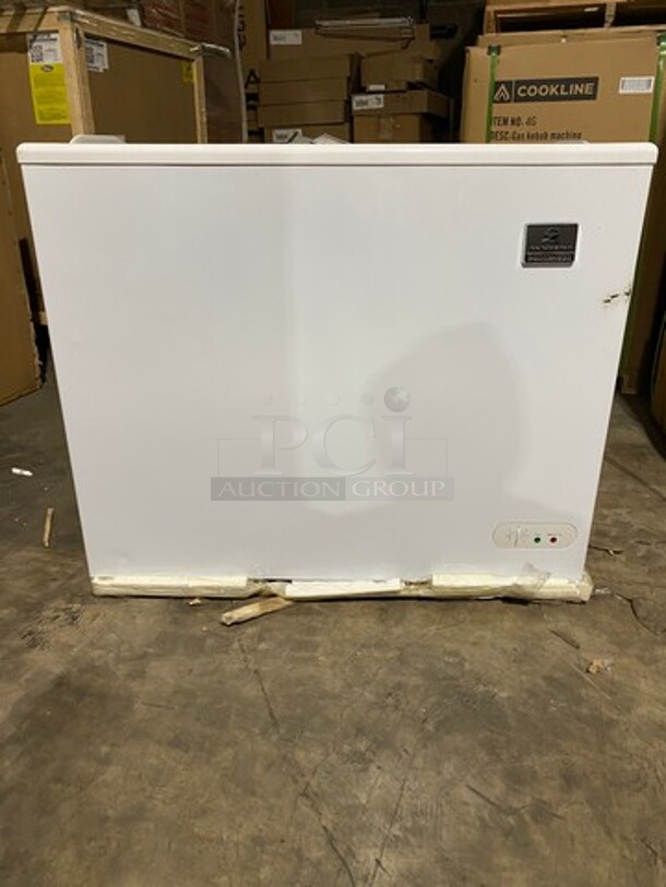 SCRATCH-N-DENT! Kelvinator Commercial Reach Down Freezer! Model: KCNF073WS SN: 95111795 115V - Image 2 of 10