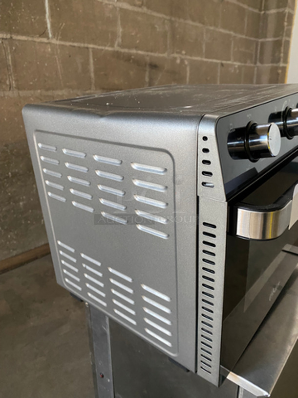 Oster Countertop Air Fryer Oven/ Grill Pan! With View Through Door! With Metal Rack! Model: TSSTTVMAF1 120V 60HZ - Image 2 of 8