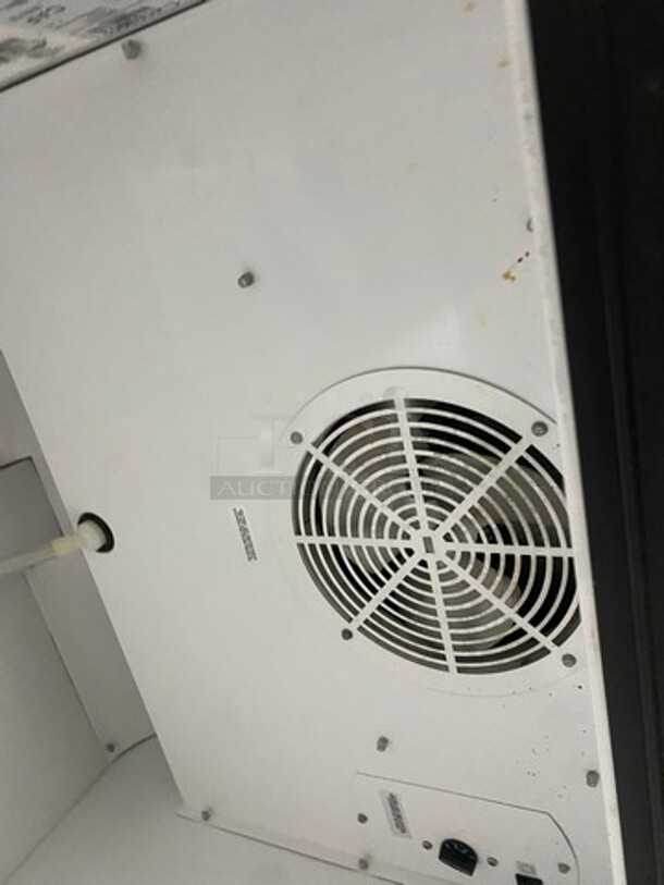 True Commercial Single Door Reach In Refrigerator Merchandiser! With View Through Door! Model: GDM26 SN: 4163902 115V 60HZ 1 Phase - Image 6 of 8