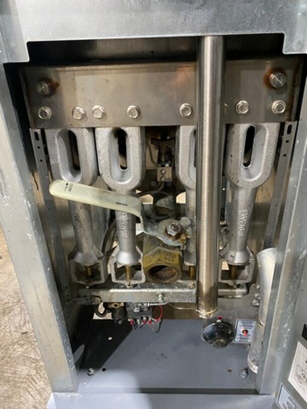 Pitco Commercial Natural Gas Powered Deep Fat Fryer! With Backsplash! All Stainless Steel! On Casters! Model: 40D SN: G20BB003784 - Image 7 of 9