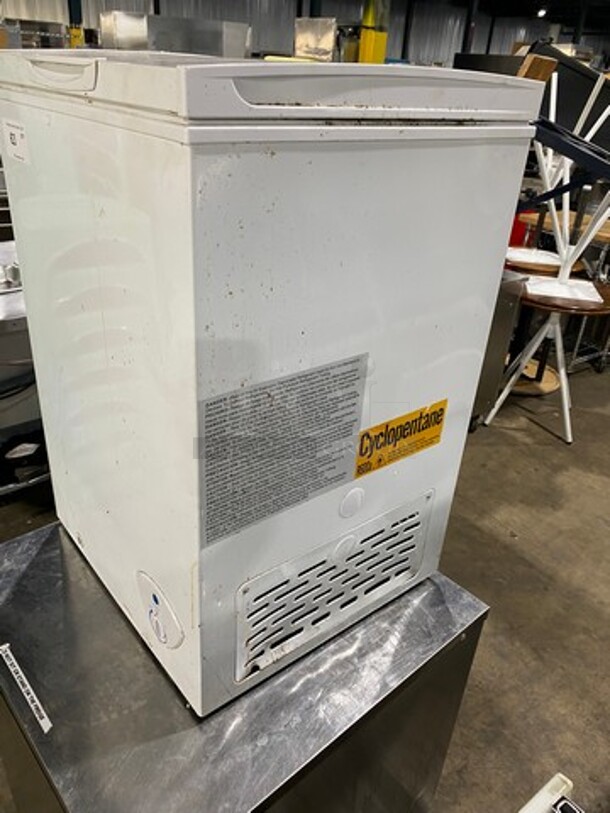 Insignia Commercial Reach Down Chest Freezer! With Hinged Top Lid! WORKING WHEN REMOVED! Model: NSCZ35WH9 SN: 19D03W01852 115V 60HZ 1 Phase - Image 2 of 8