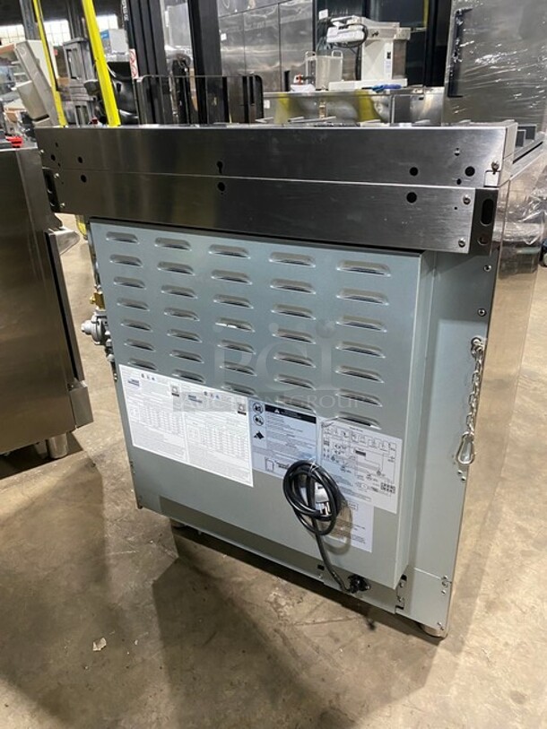 Zline Commercial Gas Powered 4 Burner Stove! With Oven Underneath! Stainless Steel! On Legs! MODEL RG30 SN: RG30GE2205022602 120V - Image 4 of 10
