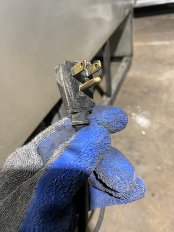 True Commercial 3 Door Reach In Cooler Merchandiser! With View Through Doors! Poly Coated Racks! Stainless Steel Body! Model: TS72G SN: 5254946 115V 60HZ 1 Phase - Image 10 of 12