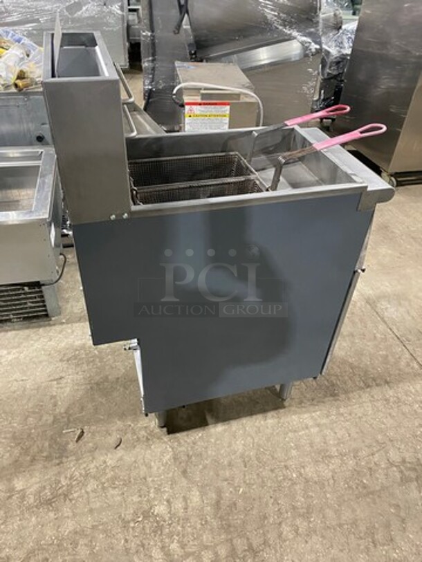 Avantco Commercial Natural Gas Powered Deep Fat Fryer! With 2 Metal Frying Baskets! With Back Splash! All Stainless Steel! On Legs! Model: FF300N SN: 18030273V - Image 3 of 9