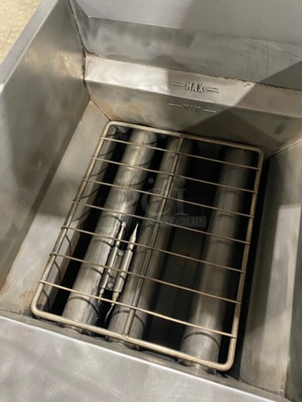 Avantco Commercial Natural Gas Powered Deep Fat Fryer! With 2 Metal Frying Baskets! With Back Splash! All Stainless Steel! On Legs! Model: FF300N SN: 18030273V - Image 6 of 9