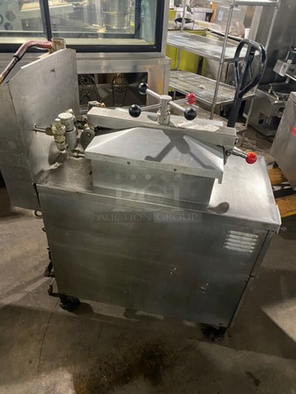 Henny Penny Commercial Natural Gas Powered Pressure Fryer! All Stainless Steel! On Casters! MODEL 600C SERIAL:AN1012010 120V 1PH - Image 4 of 12