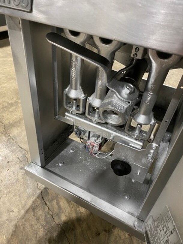 Pitco Commercial Natural Gas Powered Deep Fat Fryer! All Stainless Steel! On Legs! Model: 35C SN: G12HD039623 - Image 6 of 8