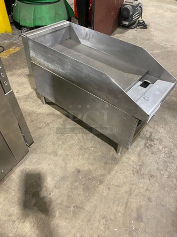 L & J Natural Gas Powered 12 Inch Flat Grill! Model JS1218N Serial 1512037! On Legs!  - Image 2 of 8