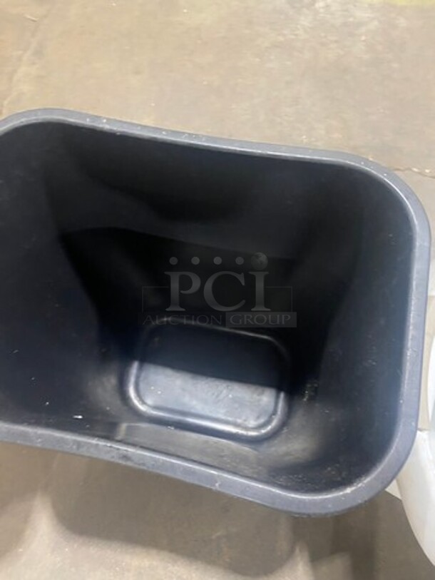 Various Size And Color Trash Bins! 3x Your Bid! - Image 5 of 6