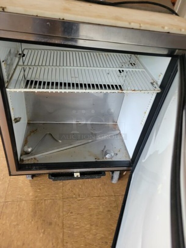 True TSSU-27-08 27" Sandwich/Salad Prep Table w/ Refrigerated Base! - Image 2 of 4
