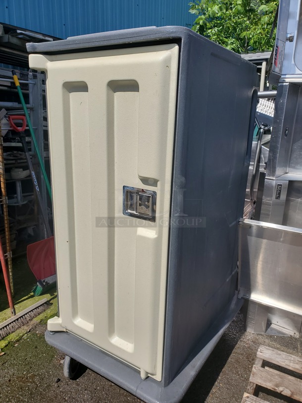 Cambro MDC1418T16 16 Tray Meal Delivery Cart! - Image 3 of 3