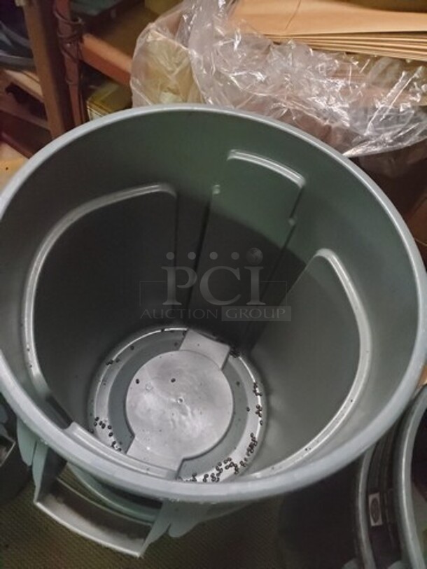 Rubbermaid 32 Gallon/121.1L Grey Brute Trash Can with Lid BIDX2 - Image 2 of 2